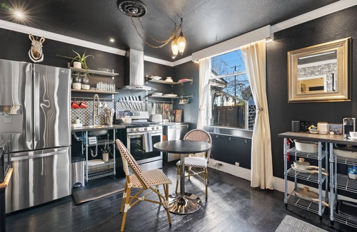 Hough Apartment | Downtown Walkable 1-bedroom Couples Retreat With Large Soaking Tub