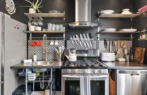 Hough Apartment | Downtown Walkable 1-bedroom Couples Retreat With Large Soaking Tub