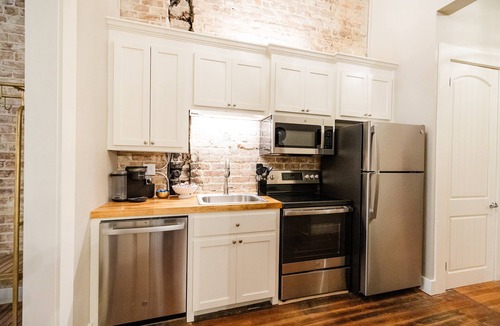 Laurel Apartment | Downtown, Walkable Shops & Restaurants, Melody#3