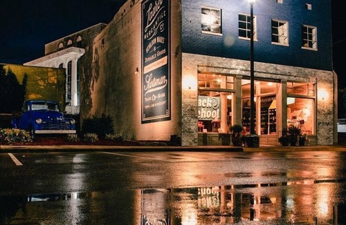 Laurel Apartment | Downtown, Walkable Shops & Restaurants, Melody#3