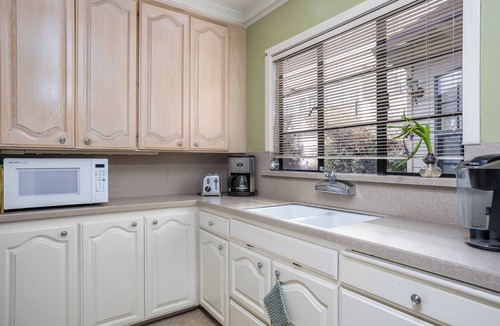 Walnut Creek House | Downtown Walnut Creek Executive Retreat with Garage
