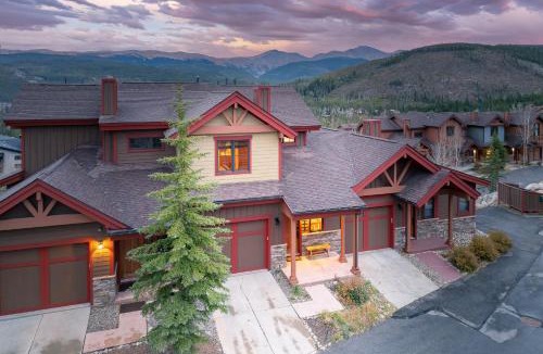 Bear Crossing House | Downtown WP Chalet 1415 I Private Hot Tub I Great Views I Activity Program