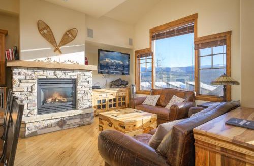 Bear Crossing House | Downtown WP Chalet 1415 I Private Hot Tub I Great Views I Activity Program