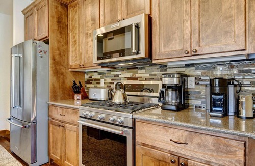 Rendezvous House | Downtown WP Chalet 89 I Private Hot Tub I Great Views I Bunk Room I Discounted Attractions