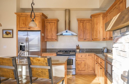 Bear Crossing House | Downtown WP Chalet 1415 I Private Hot Tub I Great Views I Bunk Room I Discounted Attractions
