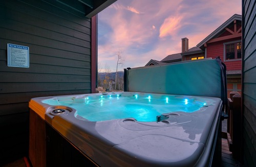 Bear Crossing House | Downtown WP Chalet 1415 I Private Hot Tub I Great Views I Bunk Room I Discounted Attractions