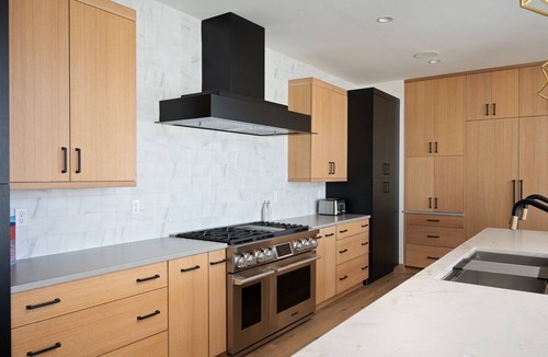 Fraser House | Downtown WP Luxury Villa 305 I Private Hot Tub I Great Views I Game Room I Discounted Attractions