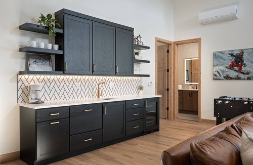 Fraser House | Downtown WP Luxury Villa 305 I Private Hot Tub I Great Views I Game Room I Discounted Attractions