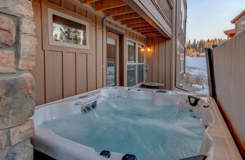 Rendezvous House | Downtown WP Villa 105 I Private Hot Tub I Great Views I Bunk Room I Discounted Attractions
