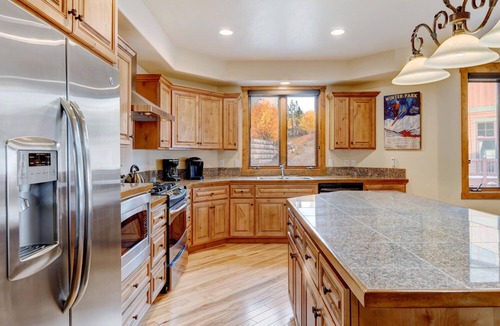 Bear Crossing House | Downtown WP Villa 865 I Private Hot Tub I Views I Table Tennis I Bunkroom I Discounted Attractions