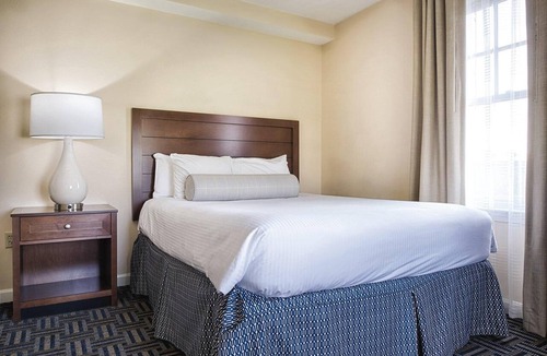 The Point Resort | Downtown Wyndham Newport Resort ~ Two Bedroom slps six ~ steps to Newport Harbor