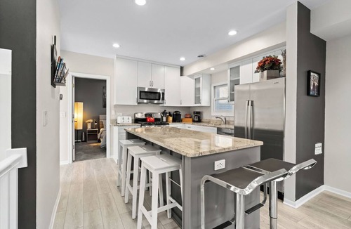 Lakeview Apartment | Dramatic Wrigley Loft +PRIVATE Rooftop, Center of Wrigley, Ranked GUEST FAVORITE