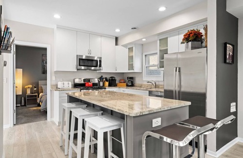 Lakeview Apartment | Dramatic Wrigley Loft +PRIVATE Rooftop, Center of Wrigley, Ranked GUEST FAVORITE