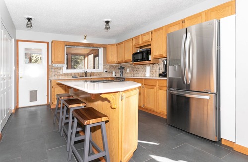 Jasper East House | Dream 4-Br 4-Ba Chalet | Private Hot Tub | 2 min to Jasper National Park Gates