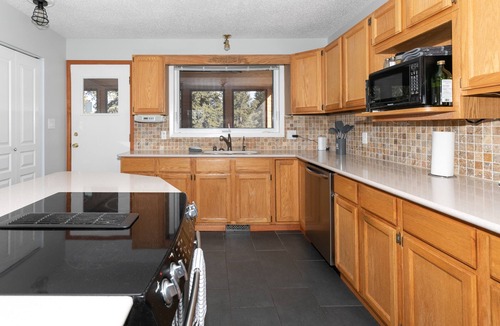 Jasper East House | Dream 4-Br 4-Ba Chalet | Private Hot Tub | 2 min to Jasper National Park Gates