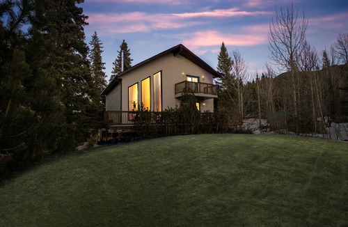 Jasper East House | Dream 4-Br 4-Ba Chalet | Private Hot Tub | 2 min to Jasper National Park Gates