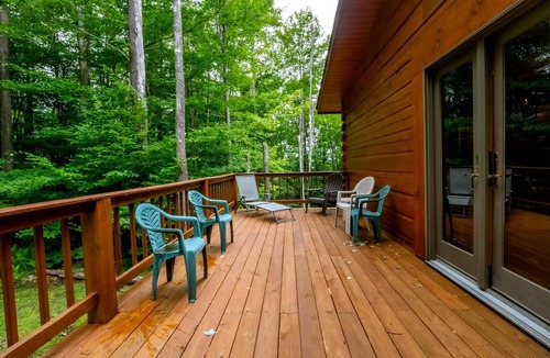 Davis House | Dream Catcher - 2014 Cabin Mountain Road Dream Catcher - Classic Cabin on Private 3 Acre Lot w/Pond, Pet Friendly, Hot Tub