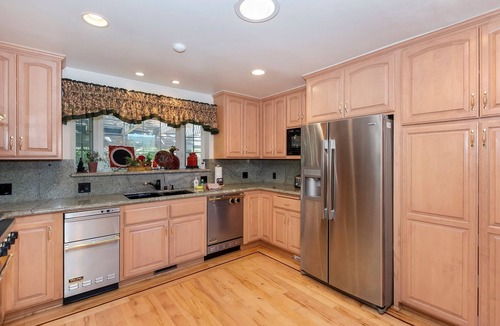 Eagle Mountain Estates Cabin | Dream Catcher by Destination Big Bear: Mountain Views! Fenced Yard! Luxury! Gas Fireplace!