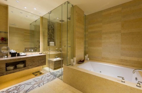 Seybold Hotel | Dream Family Vacation! 3 Spacious Rooms, On-site Pool, Close to Downtown Miami!
