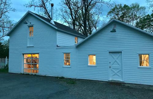 Claverack-Red Mills Apartment | Dream Guesthouse - Cool, Country, Chic