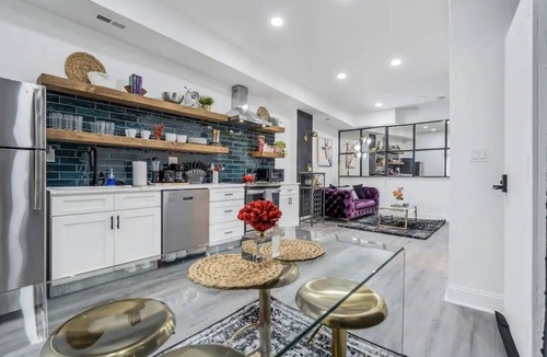 Downtown Baltimore Apartment | Dream Loft! Cali King Beds/Parking/Wine/Patio!