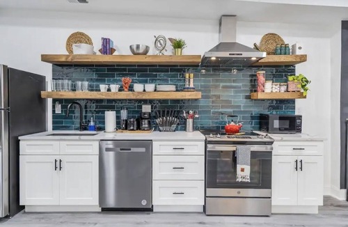 Downtown Baltimore Apartment | Dream Loft! Cali King Beds/Parking/Wine/Patio!