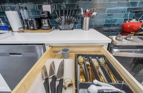 Downtown Baltimore Apartment | Dream Loft! Cali King Beds/Parking/Wine/Patio!