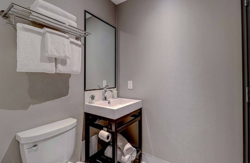Northeast Mississauga Hotel | Dream Suites - Deluxe Double Suite