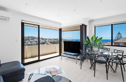 Coogee Apartment | Dream View Steps from the Beach