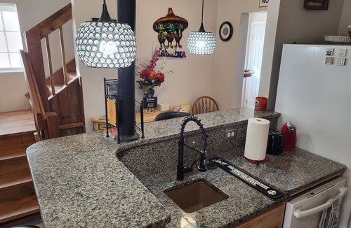 Truth or Consequences House | Dreamcatcher 2-story Colonial Home. Pet Friendly! 1 mile from downtown hot tubs