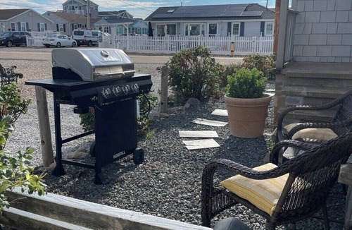 Hampton Cottage | Dreamcatcher Cottage Sleeps 8 Parking for 4 cars Location Location AC