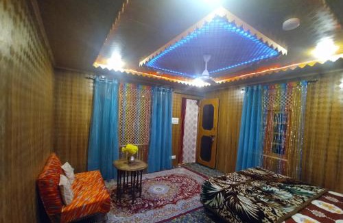Dal Lake Hotel | Dreamer's Destination "group of Houseboat"