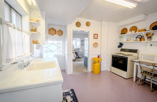 Belfast House | Dreamlea is an oceanfront 3-bedroom house in Belfast, Maine