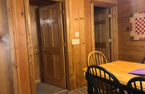 Bath House | Dreams End Deerrun Cabin