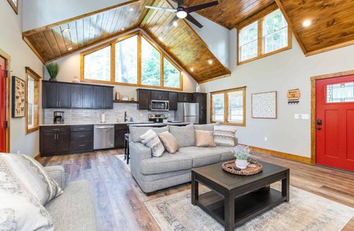 Rogers Cabin | Dreamscape- Hot Tub, Firepit, Private Hiking, WiFi, 4 mins to Natural Bridge