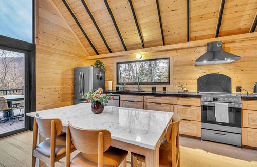 Hedgesville Cabin | Dreamtime Hillside Cabin w/hot tub, fire pit, expansive deck
