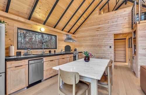 Hedgesville Cabin | Dreamtime Hillside Cabin w/hot tub, fire pit, expansive deck