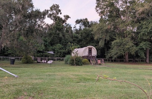 Putnam Hall Apartment | Dreamy Covered Wagon Farm Experience