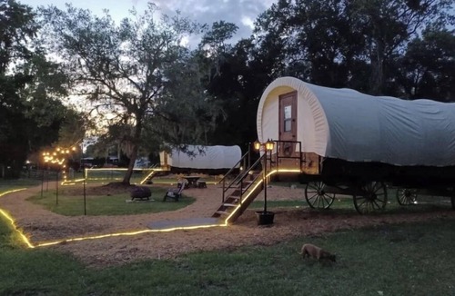Putnam Hall Apartment | Dreamy Covered Wagon Farm Experience
