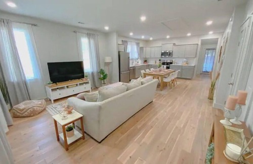East Memphis House | Dreamy Getaway 2br&2ba, Relaxing Backyard w/Mural