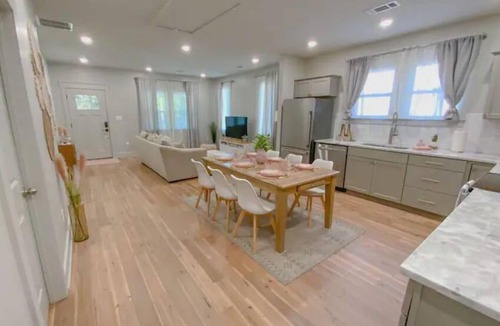 East Memphis House | Dreamy Getaway 2br&2ba, Relaxing Backyard w/Mural
