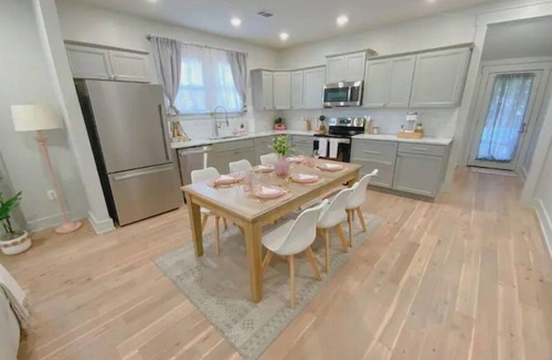 East Memphis House | Dreamy Getaway 2br&2ba, Relaxing Backyard w/Mural