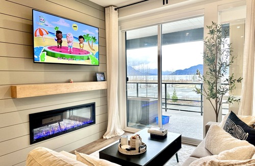 Harrison Hot Springs Apartment | Dreamy Panoramic Lakeview - New 1BR + Den: Hotsprings Nest