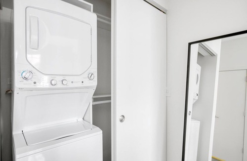 Near West Side Apartment | Dreamy West Loop 1BR w/ Gym, W/D, near dining + Union Park, by Blueground