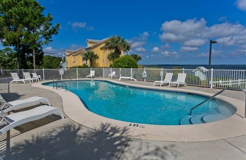 Innerarity Townhomes House | Drift Away - Waterfront End Unit with 2 Kayaks