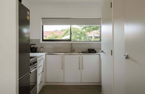 Omanu House | Drift House - Stylish 2-Bedroom Modern Retreat with Polished Concrete Floors, Dark Walnut Accents, Balcony, Backyard BBQ Area and Steps from Iconic Omanu Beach