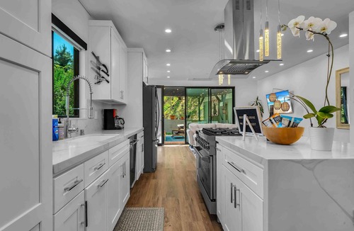 Beachwood Canyon House | Drive to Best Hollywood Sign View! Dog Ok Beachwood Canyon Bungalow w Garage