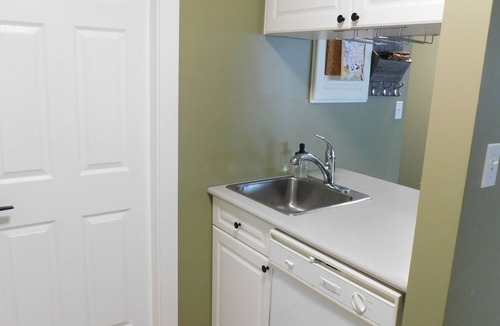 Courtenay Apartment | Drive Up Condo - Walk to Mount Washington