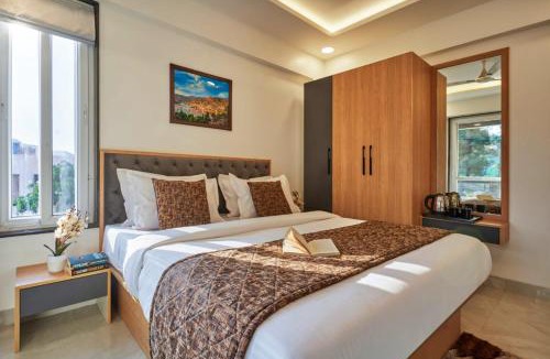 Wai Hotel | Drizzle Resort with Swimming pool Near Maapro Garden