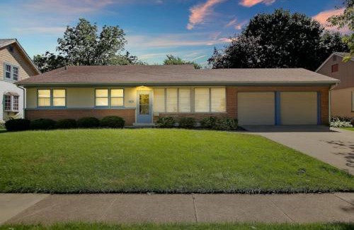 Libertyville House | DT Libertyville home With 2 Fireplaces by Navy Base
